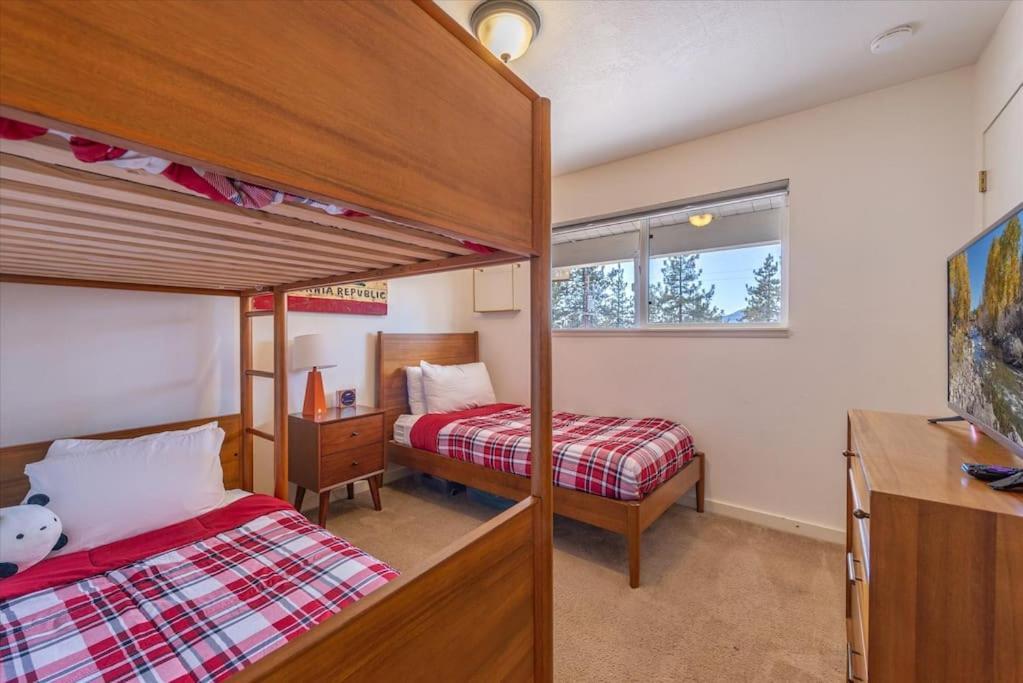 קינגס ביץ' Lake Views, Pet-Friendly Cabin With Hot-Tub In King'S Beach מראה חיצוני תמונה